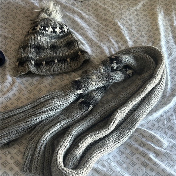LOFT Gray Knit Scarf & Hat Set - Picture 1 of 4